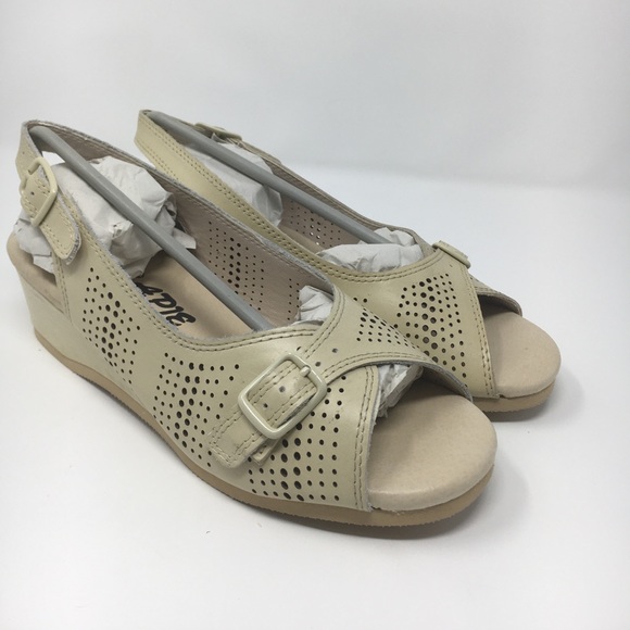 Lovely leather-like flats perfect for work. - Picture 7 of 9